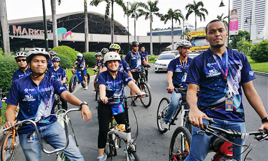 Globe employees join Bike2Globe launch.