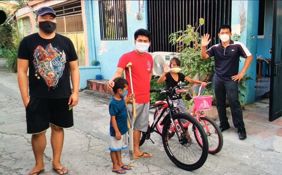 Dr. Jun Samar donates bikes