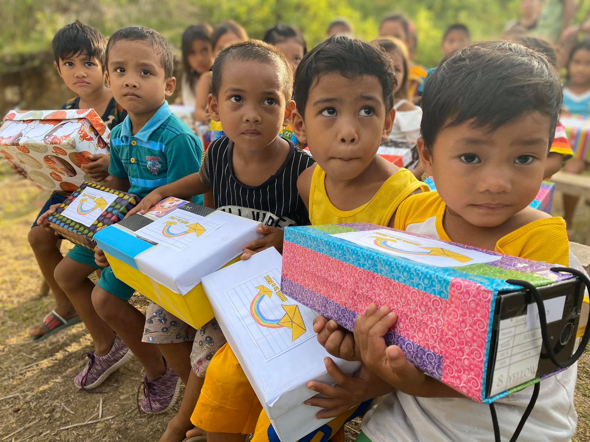 Filipino kids Hope In A Box