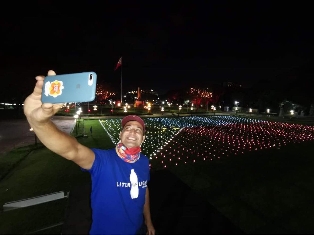 The lamps light up the grounds of the park with a giant solar Philippine flag.